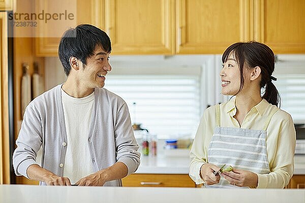 Japanische Familie zu Hause