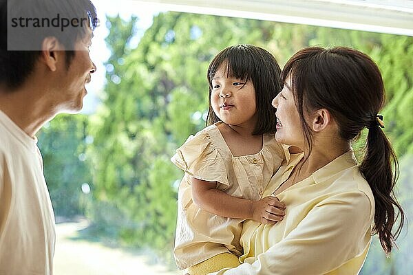 Japanische Familie zu Hause