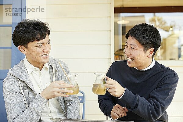 Junge japanische Freunde in einem Kaffeehaus