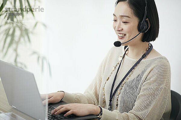 Japanerin bei der Arbeit im Büro