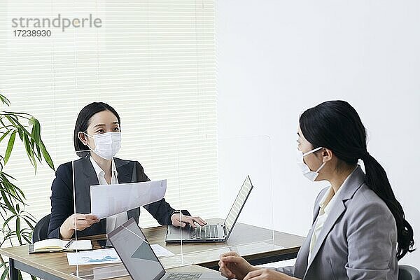 Japanische Geschäftsleute bei der Arbeit im Büro