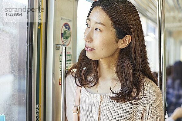 Junge japanische Frau in einem Zug
