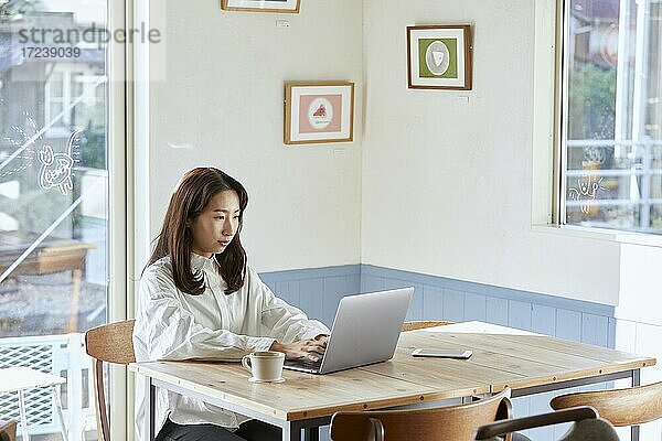 Junge Japanerin in einem Café