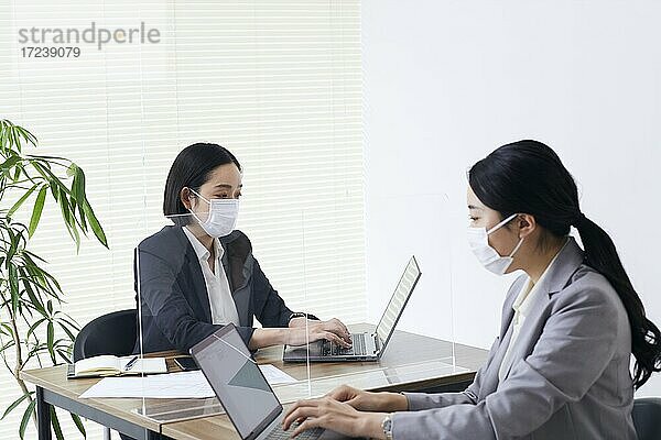 Japanische Geschäftsleute bei der Arbeit im Büro