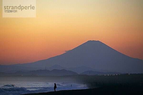 Blick auf den Sonnenuntergang des Berges Fuji  Enoshima  Japan