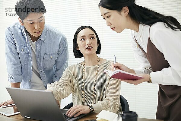 Japanische Geschäftsleute bei der Arbeit im Büro