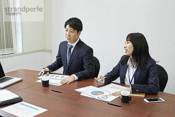 Japanische Geschäftsleute bei der Arbeit im Büro