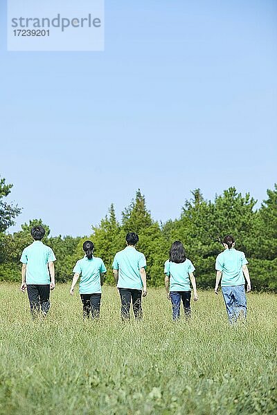 Junge japanische Freunde in einem Stadtpark