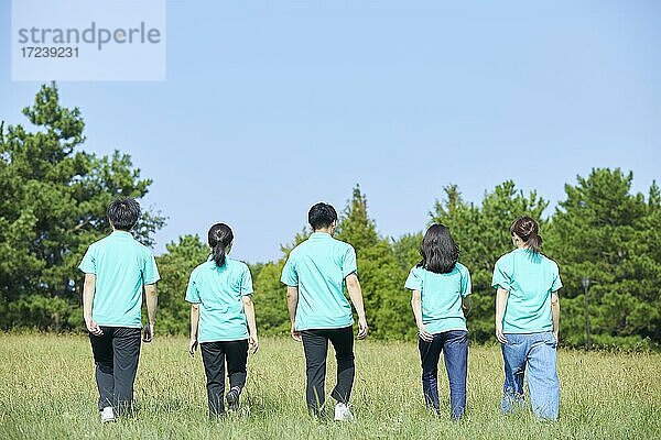 Junge japanische Freunde in einem Stadtpark