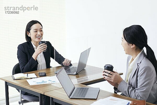 Japanische Geschäftsleute bei der Arbeit im Büro