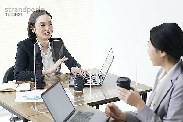 Japanische Geschäftsleute bei der Arbeit im Büro