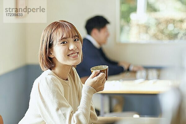 Junge Japanerin in einem Café