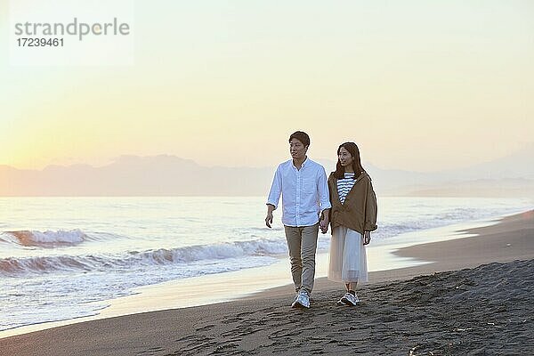 Junges japanisches Paar am Strand