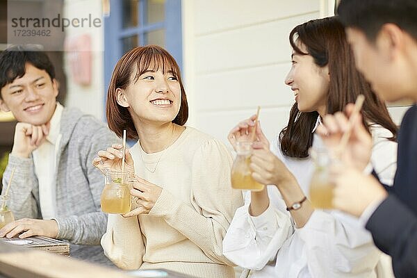 Junge japanische Freunde in einem Kaffeehaus