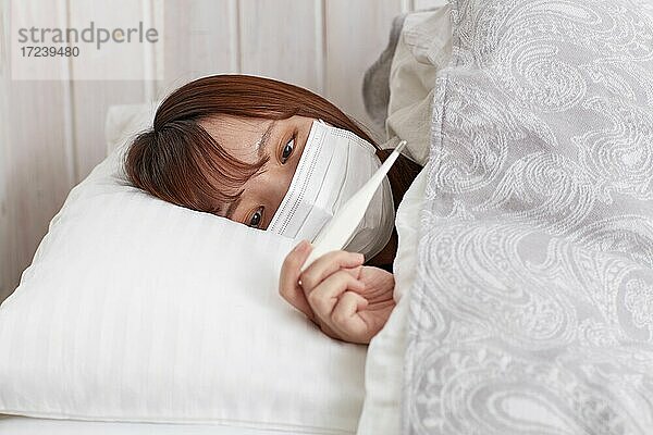 Japanerin krank im Bett