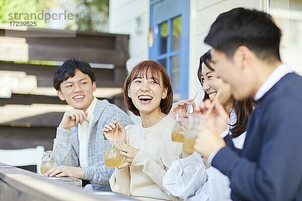 Junge japanische Freunde in einem Kaffeehaus