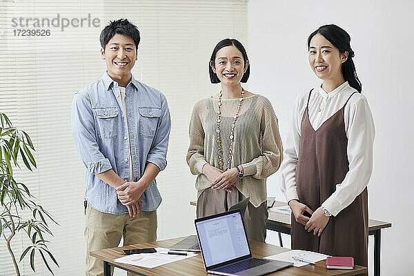 Japanische Geschäftsleute bei der Arbeit im Büro