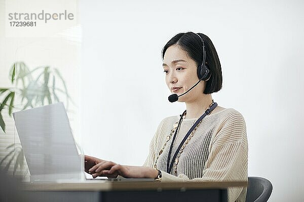 Japanerin bei der Arbeit im Büro