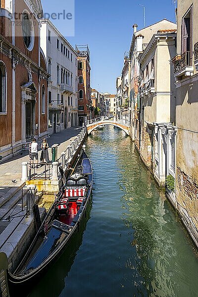 Venezianische Gondel im Kanal  Venedig  Venetien  Italien  Europa