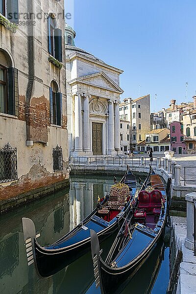 Kanal mit Gondel  Altstadt von Venedig  Venetien  Italien  Europa