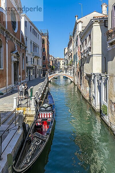 Kanal mit Gondel  Altstadt von Venedig  Venetien  Italien  Europa