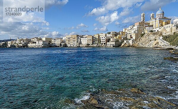 Ortsansicht mit griechisch-orthodoxer Kirche Agios Nikolaos  Strand Asteria Beach  Ermoupoli  Syros  Kykalden  Griechenland  Europa