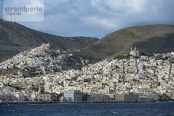 Stadtansichr  Blick auf die pastellfarbenen Häuser mit dem Hügel von Ano Syros mit der katholischen Basilika San Giorgio und dem Hügel mit Anastasi Kirche oder Kirche der Auferstehung  Ermoupoli  Syros  Kykladen  Griechenland  Europa