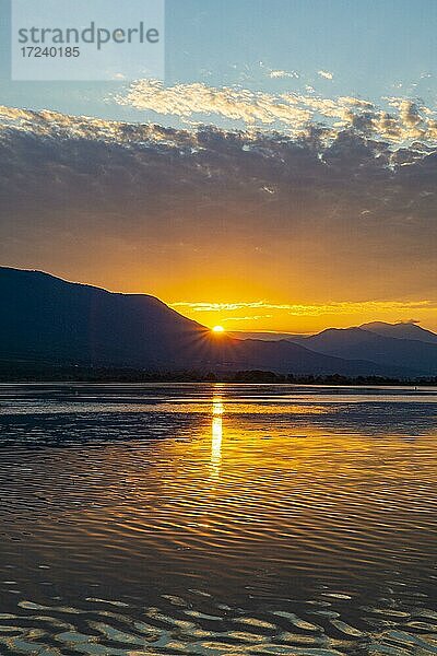 Sonnenaufgang über dem Kerkini-See  Mazedonien  Griechenland  Europa