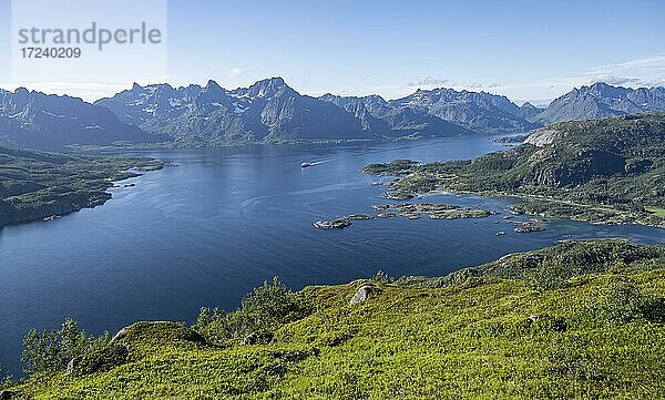 Fjord Raftsund und Berge  Blick vom Gipfel des Dronningsvarden oder Stortinden  Vesterålen  Norwegen  Europa