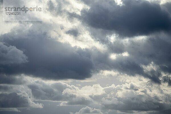 Dramatische Wolken am Himmel  dunkle Regenwolken  Norwegen  Europa