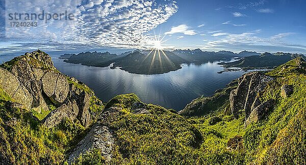 Panorama  Sonne scheint auf Fjord Raftsund und Berge  Blick vom Gipfel des Dronningsvarden oder Stortinden  Vesterålen  Norwegen  Europa
