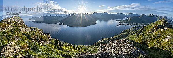 Panorama  Sonne scheint auf Fjord Raftsund und Berge  Blick vom Gipfel des Dronningsvarden oder Stortinden  Vesterålen  Norwegen  Europa