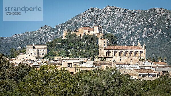 Blick auf Artà mit Wallfahrtskirche Sant Salvador  mallorquinisches Dorf  Artà  Mallorca  Spanien  Europa