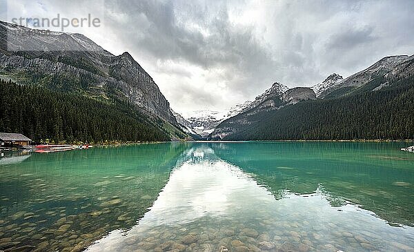 Berge spiegeln sich in türkisfarbenem See  Lake Louise  Banff Nataionalpark  Alberta  Kanda