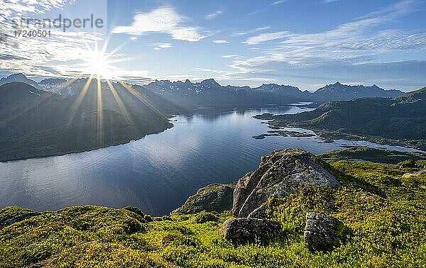 Panorama  Sonne scheint auf Fjord Raftsund und Berge  Blick vom Gipfel des Dronningsvarden oder Stortinden  Vesterålen  Norwegen  Europa