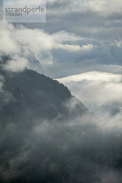 Wolkenverhangene Berge  Aurland  Norwegen  Europa