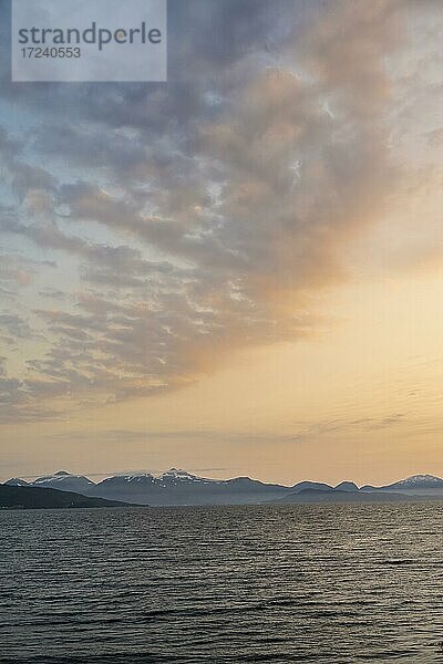 Abendhimmel mit Wolken am Meer  Bolsoysund  More og Romsdal  Norwegen  Europa