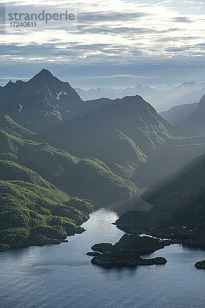 Bergsillhouetten und Meer  Vesterålen  Norwegen  Europa