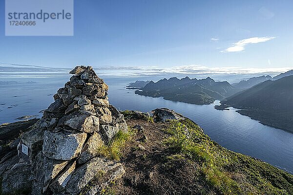 Steinmännchen am Gifpel  Fjord Raftsund und Berge  Blick vom Gipfel des Dronningsvarden oder Stortinden  Vesterålen  Norwegen  Europa