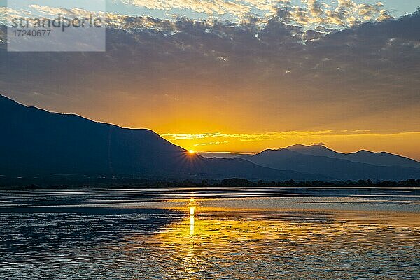 Sonnenaufgang über dem Kerkini-See  Mazedonien  Griechenland  Europa