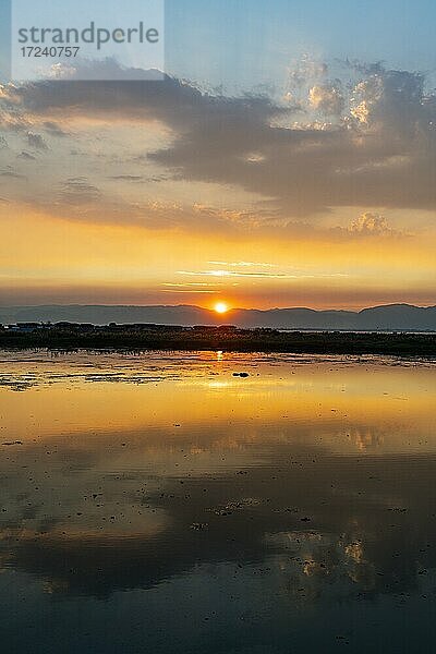 Wolken spiegeln sich bei Sonnenuntergang im Wasser  Inle See  Shan Staat  Myanmar  Asien