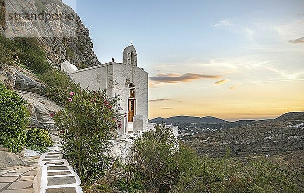 Griechisch orthodoxe Kapelle bei Sonnenuntergang  Ano Syros  Syros  Kykladen  Griechenland  Europa