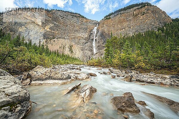 Takakkaw Falls  Wasserfall und Wildfluss  Langzeitbelichtung  Rocky Mountains  Yoho Valley  Yoho Nationalpark  Provinz Alberta  Kanada  Nordamerika