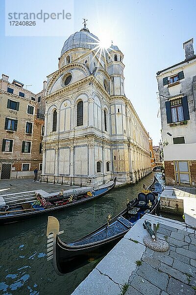 Kanal mit Gondel  Kirche  Altstadt von Venedig  Venetien  Italien  Europa