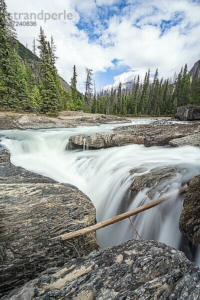 Wasserfall  Langzeitbelichtung  Natural Bridge Lower Falls  Rocky Mountains  Yoho National Park  Provinz Alberta  Kanada  Nordamerika