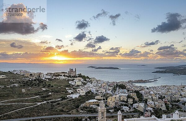 Ausblick von Ano Syros auf die Häuser von Ermoupoli mit der Anastasi Kirche oder Kirche der Auferstehung  Sonnenuntergang  Blick über das Meer mit den Inseln vor Ermoupoli  Ano Syros  Syros  Kykladen  Griechenland  Europa