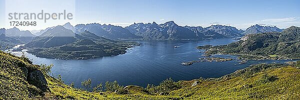 Bergpanorama  Fjord Raftsund und Berge  Blick vom Gipfel des Dronningsvarden oder Stortinden  Vesterålen  Norwegen  Europa