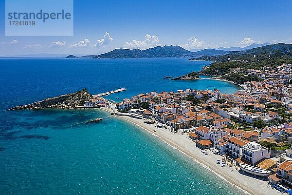 Luftaufnahme  Dorfansicht mit Kieselstrand und Hafen  Kokkari  Samos  Griechenland  Europa