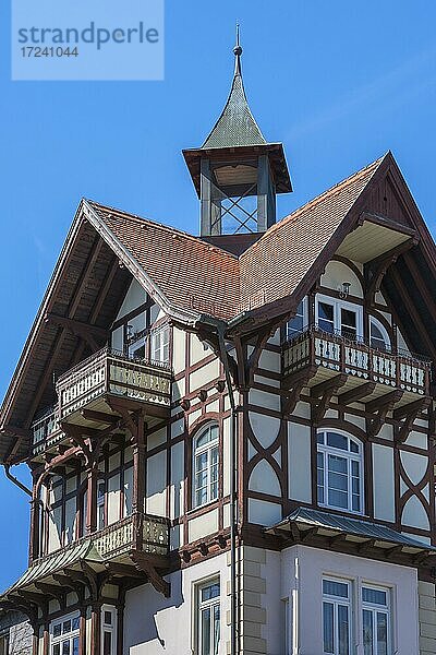 Haus mit Spitzgiebeln  Fachwerk und Türmchen  Starnberg  Oberbayern  Bayern  Deutschland  Europa