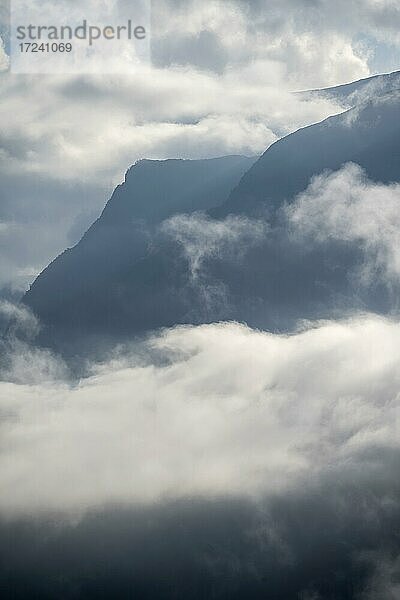 Wolkenverhangene Berge  Aurland  Norwegen  Europa